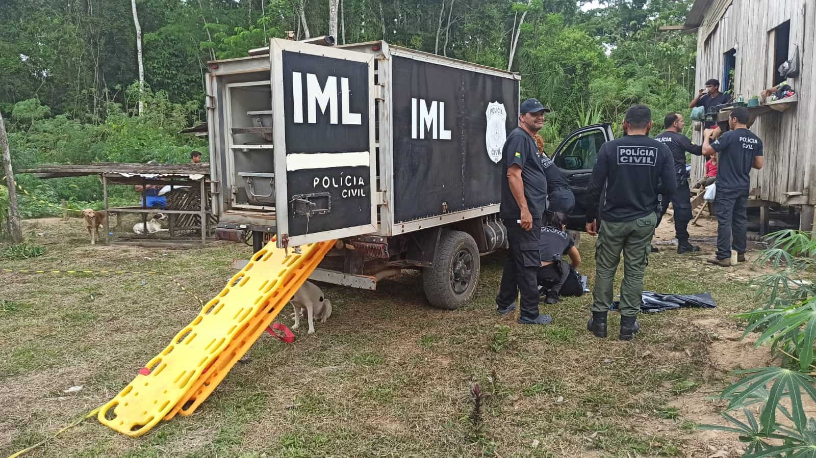 IML chega ao local do acidente para retirar corpos das vítimas