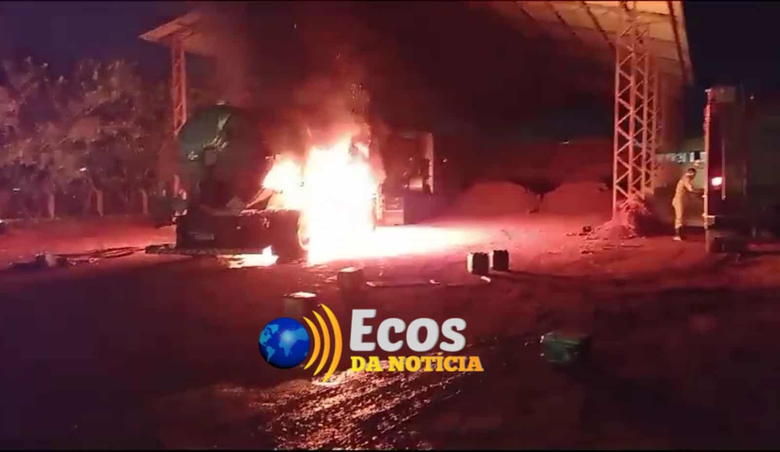 Carreta com piche incendeia no pátio da EMURB no bairro Distrito Industrial, na capital