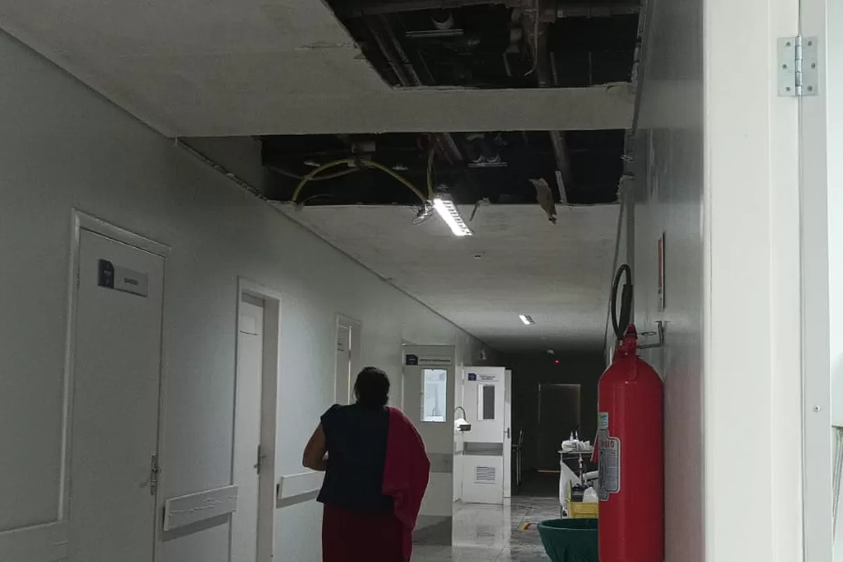 Parte do forro de clínica cirúrgica não resiste à chuva e desaba no PS de Rio Branco