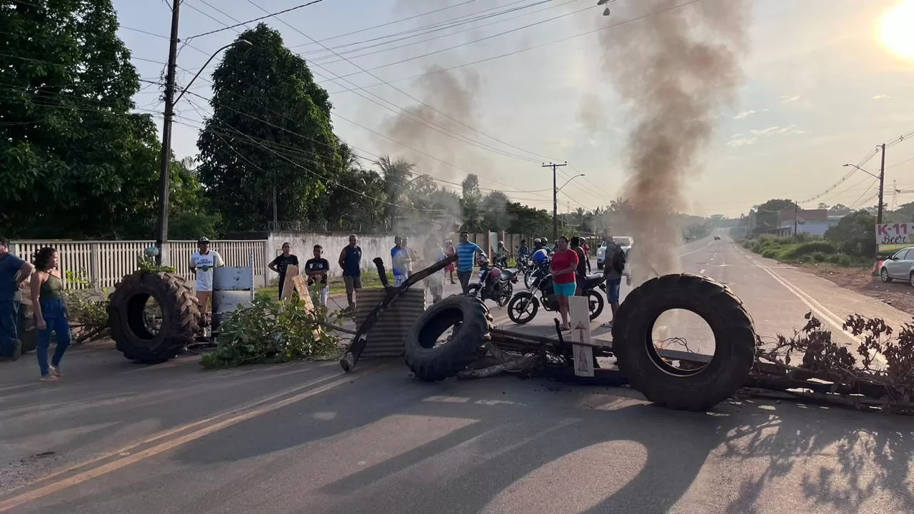 AC-40 continua bloqueada e prefeitura diz que não vai “trabalhar” na pressão