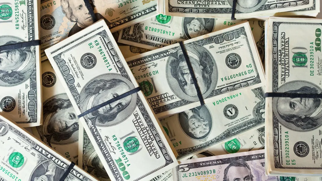 Dólar recua e fecha no menor valor do mês; Ibovespa sobe