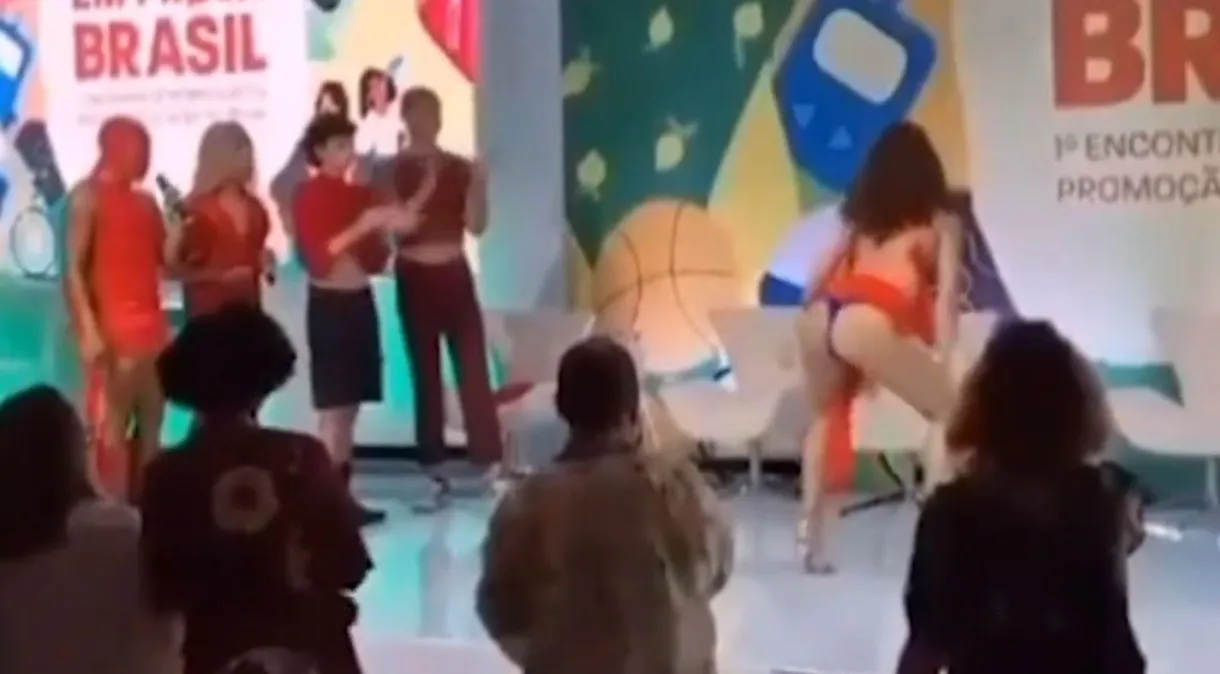 Performance de artista pega a cúpula do Ministério da Saúde de surpresa