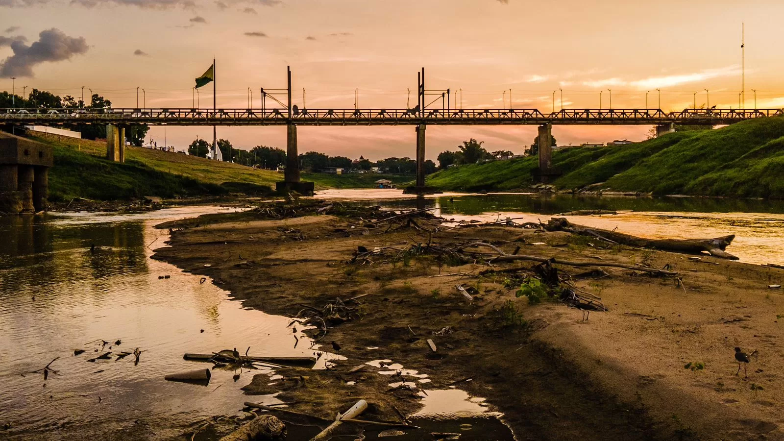 Aabastecimento de água ainda é estável, mas focos de calor sobem 34% no Acre
