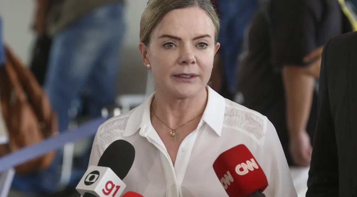 Gleisi Hoffmann deixa UTI e vai para unidade de cuidados intermediários após cirurgia