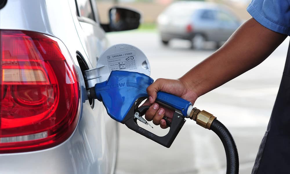 Etanol SP - ETANOL/PREÇOS - ECONOMIA - Posto de combustível no município de São José dos Campos, na região do Vale do Paraíba, nesta segunda-feira. O ministro de Minas e Energia, Edison Lobão, disse que o preço do etanol começará a cair a partir de hoje nos postos. "A partir de hoje, poderemos perceber nitidamente a redução do preço do etanol na bomba", disse o ministro. Como o combustível é também misturado à gasolina, a tendência é que esse outro combustível acompanhe a queda nos preços. 09/05/2011 - Foto: LUCAS LACAZ RUIZ/AE/AE - Crédito:LUCAS LACAZ RUIZ/ESTADÃO CONTEÚDO/AE/Código imagem:134676