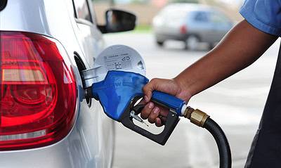 Etanol SP - ETANOL/PREÇOS - ECONOMIA - Posto de combustível no município de São José dos Campos, na região do Vale do Paraíba, nesta segunda-feira. O ministro de Minas e Energia, Edison Lobão, disse que o preço do etanol começará a cair a partir de hoje nos postos. "A partir de hoje, poderemos perceber nitidamente a redução do preço do etanol na bomba", disse o ministro. Como o combustível é também misturado à gasolina, a tendência é que esse outro combustível acompanhe a queda nos preços. 09/05/2011 - Foto: LUCAS LACAZ RUIZ/AE/AE - Crédito:LUCAS LACAZ RUIZ/ESTADÃO CONTEÚDO/AE/Código imagem:134676