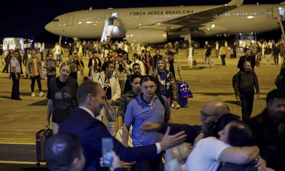 _ja_7812 Brasília (DF) 11/10/2023 – O primeiro avião da FAB trazendo 211 brasileiros de Israel aterrissa às 4h da manhã, na Base Aérea de Brasília. A operação de resgate, denominada Voltando em Paz, começou no domingo (8) com a saída da aeronave do Brasil com destino à Itália e, de lá, para Tel Aviv (capital israelense), de onde os brasileiros embarcaram.
Foto: Joédson Alves/Agência Brasil