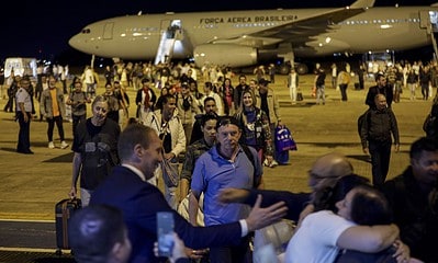 Brasília (DF) 11/10/2023 – O primeiro avião da FAB trazendo 211 brasileiros de Israel aterrissa às 4h da manhã, na Base Aérea de Brasília. A operação de resgate, denominada Voltando em Paz, começou no domingo (8) com a saída da aeronave do Brasil com destino à Itália e, de lá, para Tel Aviv (capital israelense), de onde os brasileiros embarcaram.
Foto: Joédson Alves/Agência Brasil