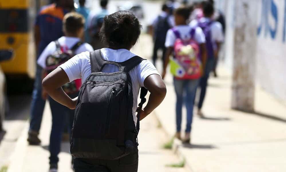 Alunos saindo de escola na Estrutural, no Distrito Federal Alunos saindo de escola na Estrutural, no Distrito Federal