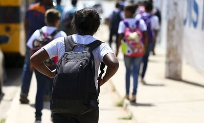 Alunos saindo de escola na Estrutural, no Distrito Federal Alunos saindo de escola na Estrutural, no Distrito Federal