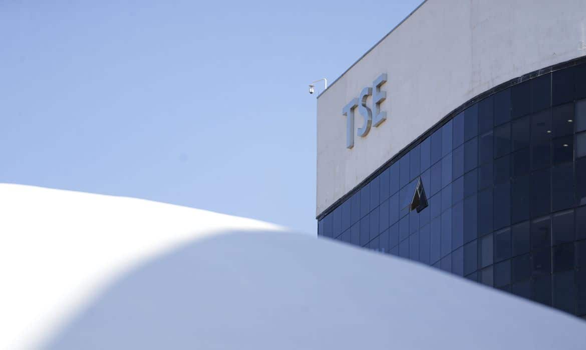 TSE inicia julgamento de três ações contra Jair Bolsonaro