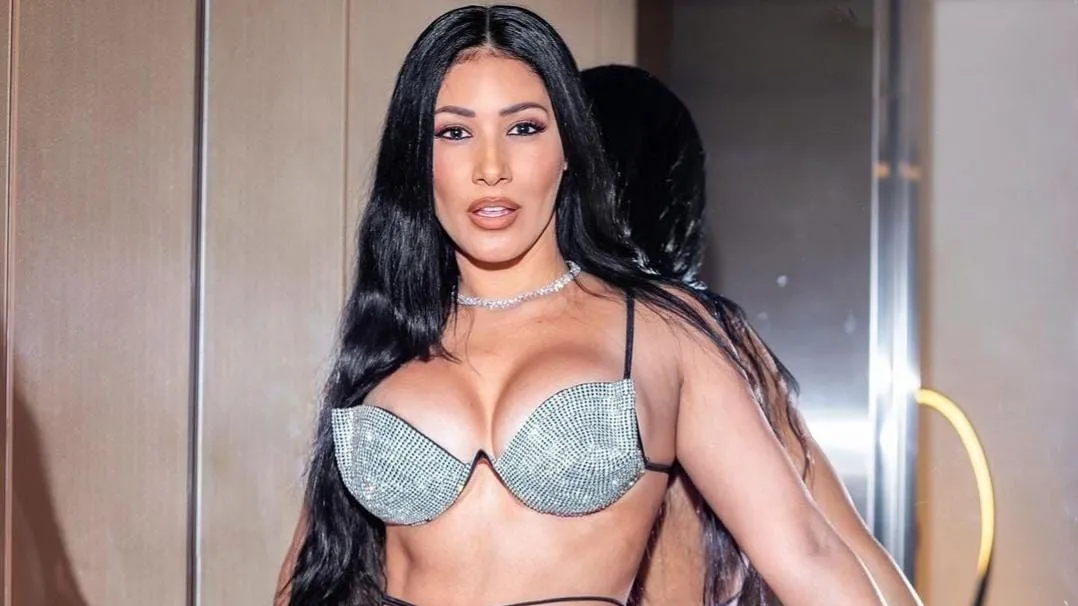 Cantora sertaneja Simaria rebate críticas após usar look decotado: “O peito é meu”