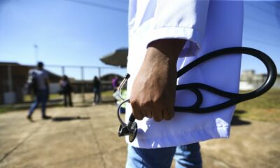 revalida_mcamgo_abr_100720211818 Médicos chegam ao local de prova para a segunda etapa do Exame Nacional de Revalidação de Diplomas Médicos Expedidos por Instituição de Educação Superior Estrangeira (Revalida) 2020, em Brasília.