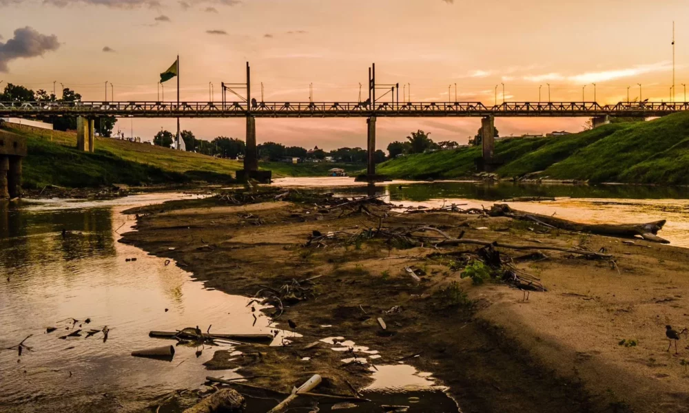 Rio Acre sobe 24 centímetros e volta a se aproximar dos 2 m