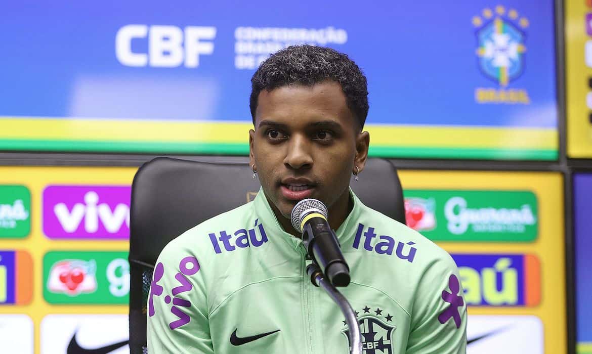 Rodrygo não espera jogo aberto com o Uruguai, mas sim pressão