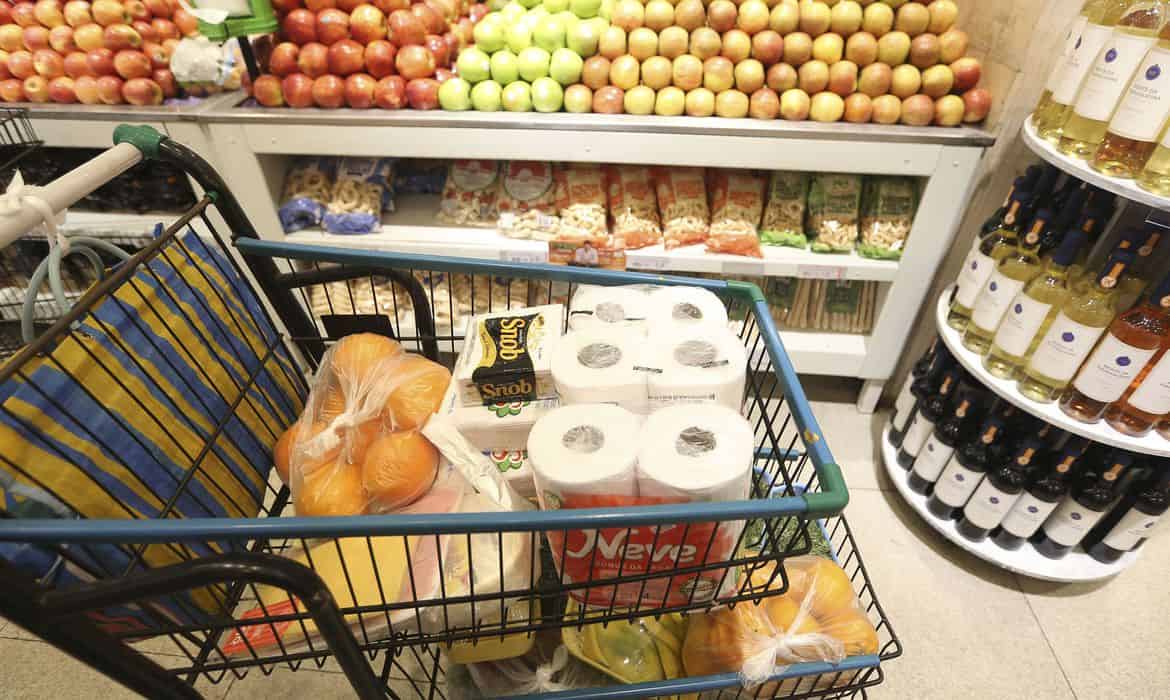 Com recuo de alimentos, inflação acumulada é menor para as famílias de baixa renda