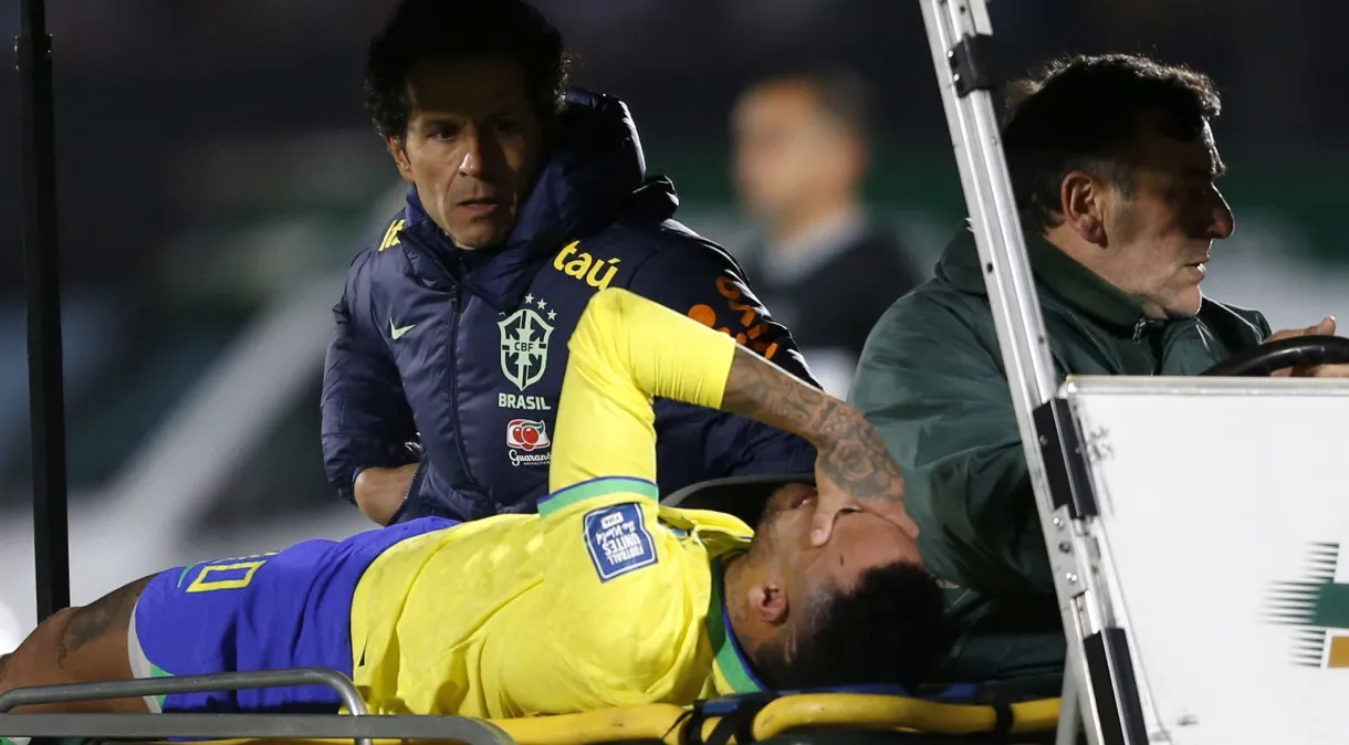 Neymar tem rompimento dos ligamentos do joelho confirmado e passará por cirurgia