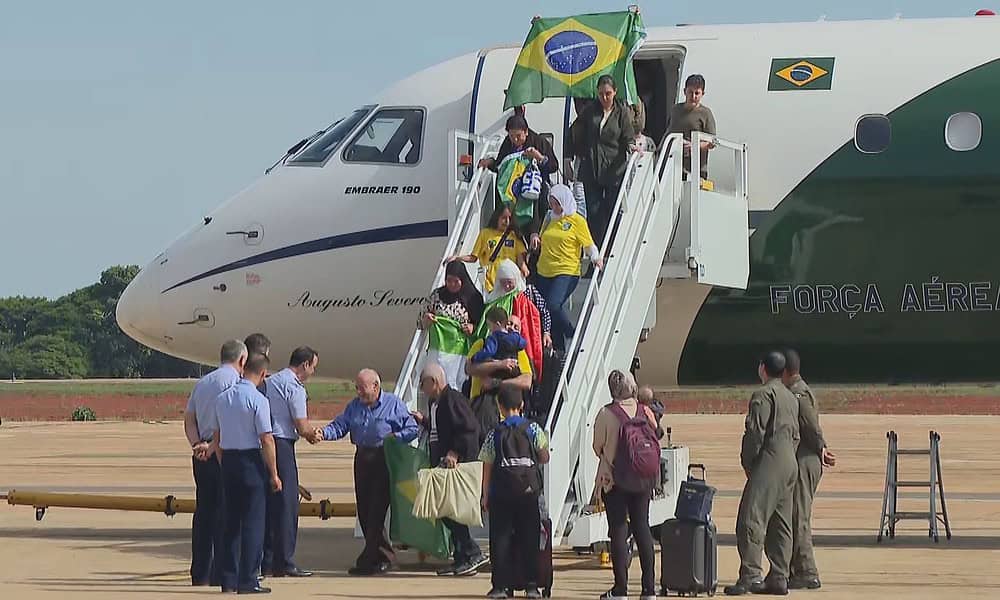 1947728-voo-com-brasileiros-repatriados-da-cisjordania-chega-a-brasilia 1947728-voo-com-brasileiros-repatriados-da-cisjordania-chega-a-brasilia