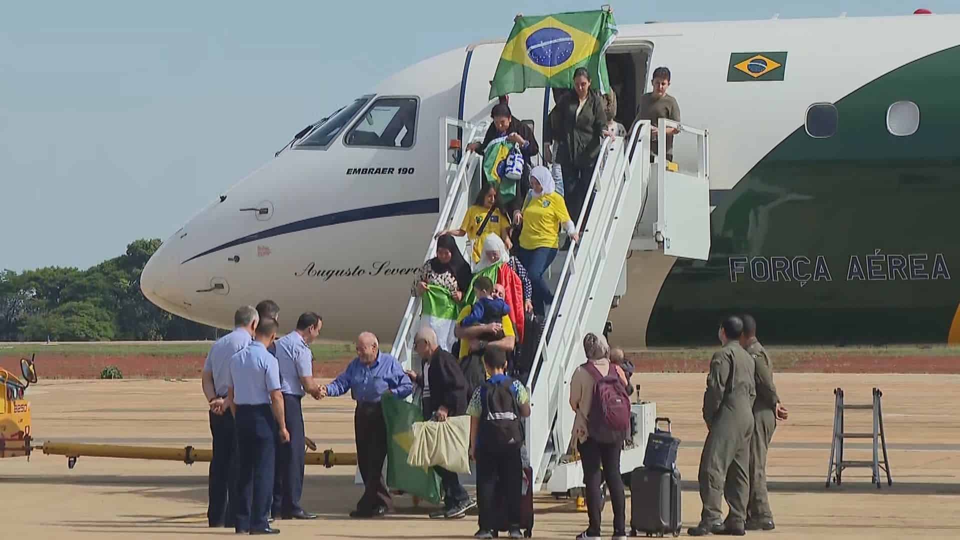 Voo com brasileiros repatriados da Cisjordânia chega a Brasília