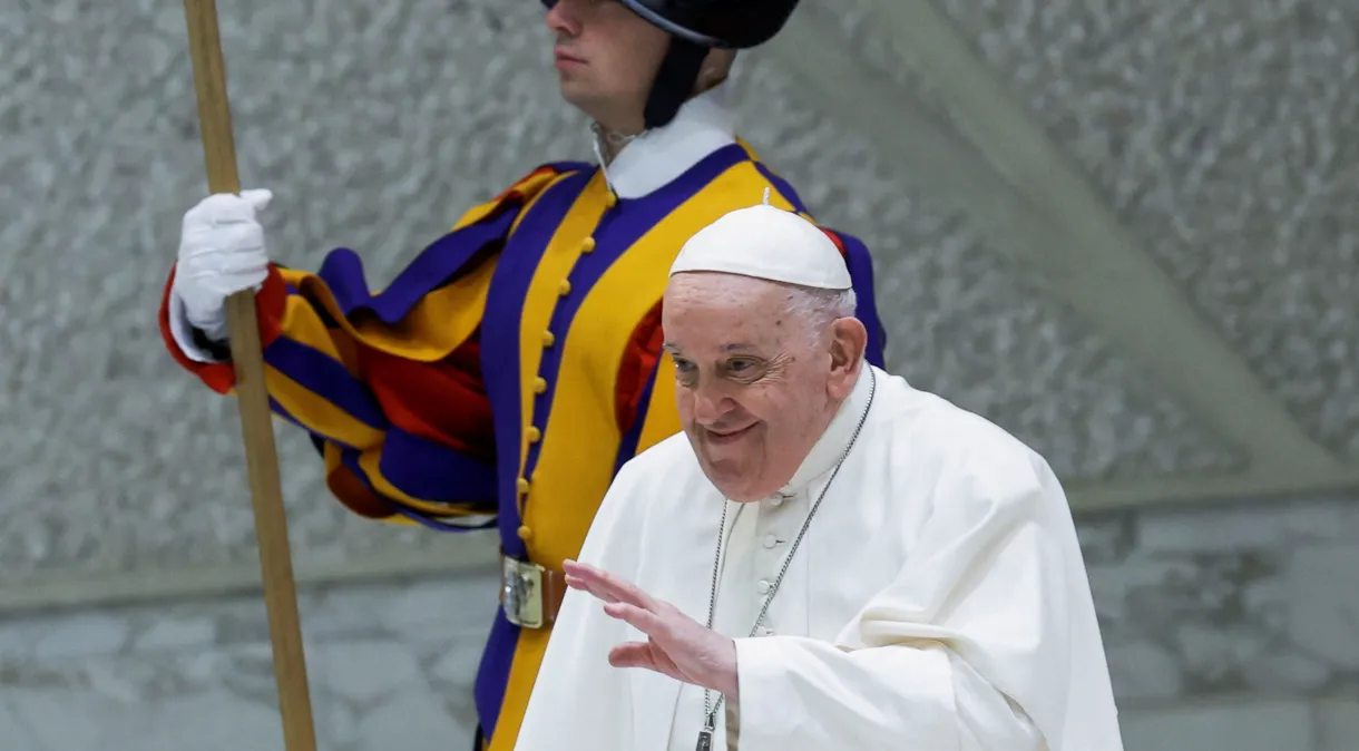 Papa diz que “ainda não está bem” em 1ª  aparição após cancelar viagem à COP28