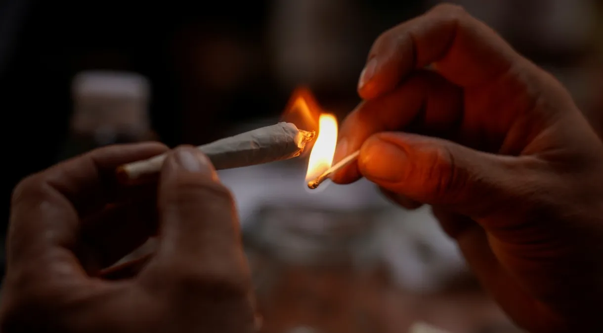 Uso de maconha pode aumentar risco de ataque cardíaco e AVC, aponta estudo