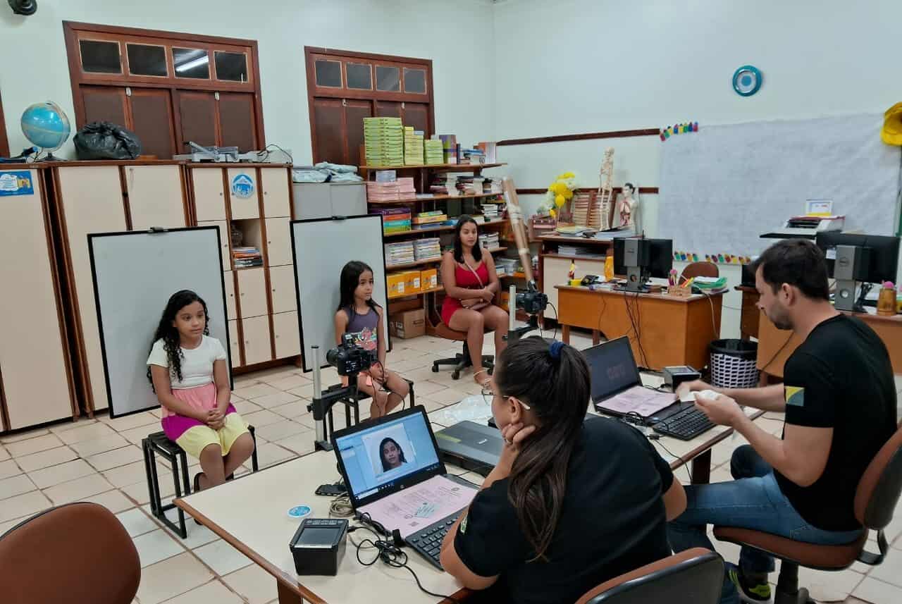 Polícia Civil realiza atendimento a alunos de escola em Rio Branco para emissão de Identidade