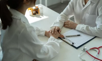 8570222-mulher-asiatica-medica-de-branco-uniforme-medico-consultar-paciente-em-hospital-privado-mulher-terapeuta-falar-falar-com-mulher-cliente-em-consulta-na-clinica-gratis-foto-1000x600