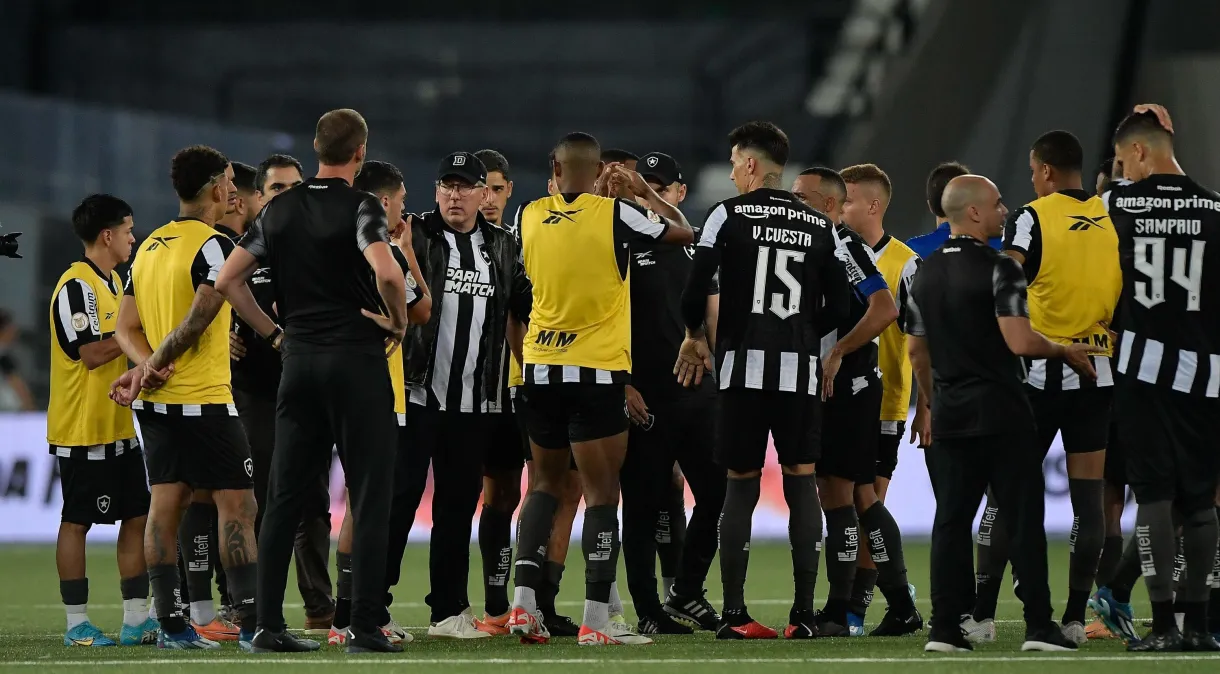 Textor se revolta após derrota do Botafogo para o Palmeiras: “Corrupção, roubo”