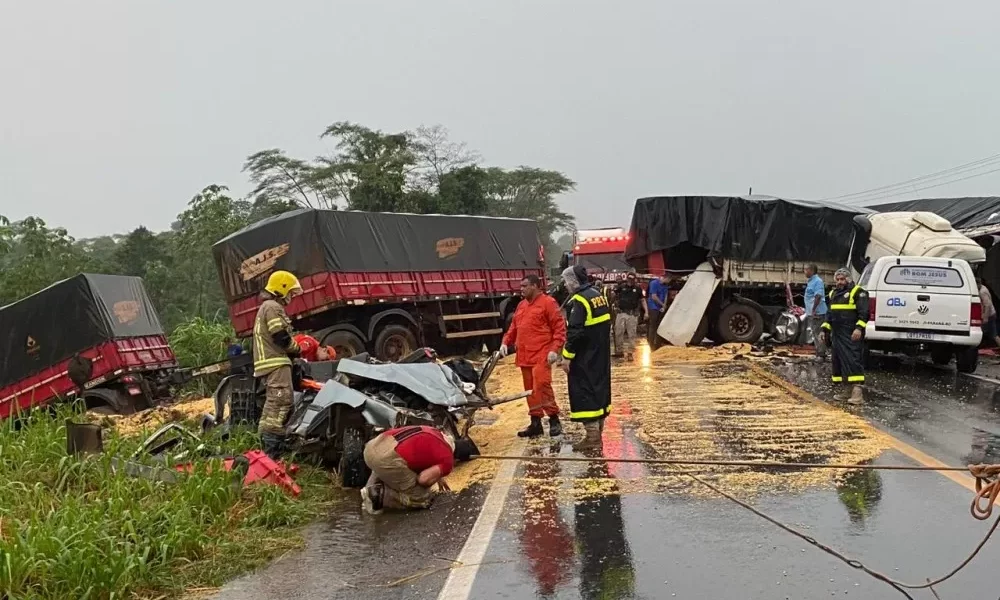 Acidente-envolvendo-duas-carretas-e-um-automovel-na-BR-364-entre-Ouro-Preto-e-Ji-Parana-deixa-uma-vitima-fatal_Portal-P1-jpeg Acidente-envolvendo-duas-carretas-e-um-automovel-na-BR-364-entre-Ouro-Preto-e-Ji-Parana-deixa-uma-vitima-fatal_Portal-P1-jpeg