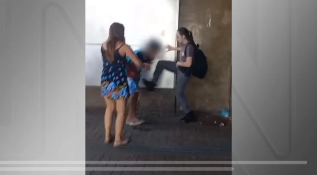 PM  se recusa a ajudar e chuta jovem negro ameaçado por homem armado em SP