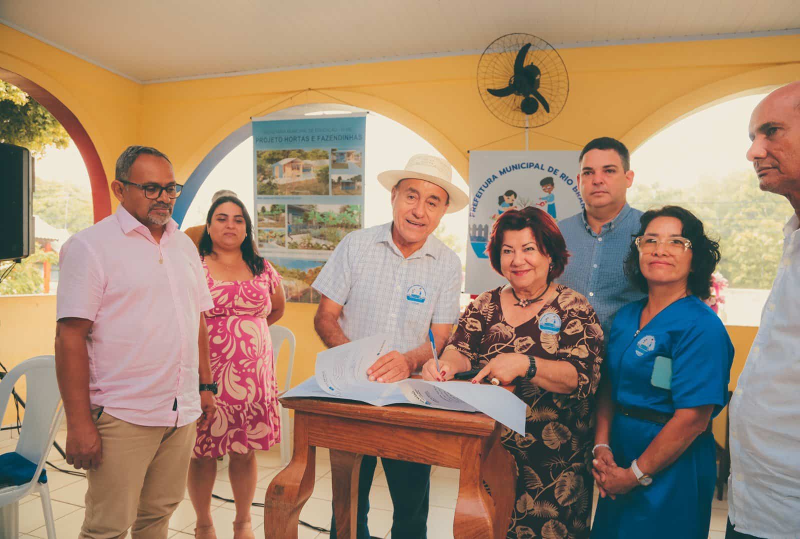 Prefeitura de Rio Branco dá ordem de serviço para reforma da Escola Chrizarubina Leitão