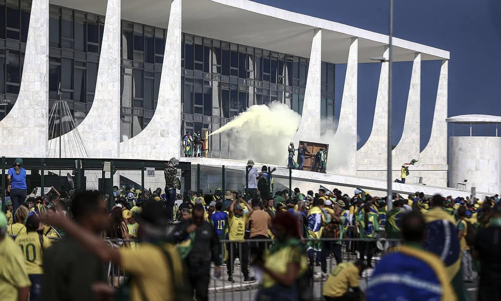 Policías antidisturbios entran al palacio presidencial de Brasil AME4954. BRASILIA (BRASIL), 08/01/2023.- Policías antidisturbios accedieron este domingo al palacio presidencial de Planalto, sede del Gobierno de Brasil, que está tomado por cientos de seguidores radicales del expresidente Jair Bolsonaro, en Brasilia (Brasil). Decenas de agentes subieron la rampa que da acceso a la primera planta del palacio disparando gases lacrimógenos, mientras otro grupo de uniformados rodeaba el edificio. Seguidores del expresidente brasileño Jair Bolsonaro invadieron este domingo el Palacio de Planalto, sede del Ejecutivo, y la Corte Suprema, después de haber irrumpido antes en el Congreso Nacional en actos golpistas contra el presidente Luiz Inácio Lula da Silva. EFE/ Marcelo Camargo/Agencia Brasil/NO VENTAS/SOLO USO EDITORIAL/SOLO DISPONIBLE PARA ILUSTRAR LA NOTICIA QUE ACOMPAÑA (CRÉDITO OBLIGATORIO)
