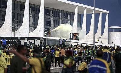AME4954. BRASILIA (BRASIL), 08/01/2023.- Policías antidisturbios accedieron este domingo al palacio presidencial de Planalto, sede del Gobierno de Brasil, que está tomado por cientos de seguidores radicales del expresidente Jair Bolsonaro, en Brasilia (Brasil). Decenas de agentes subieron la rampa que da acceso a la primera planta del palacio disparando gases lacrimógenos, mientras otro grupo de uniformados rodeaba el edificio. Seguidores del expresidente brasileño Jair Bolsonaro invadieron este domingo el Palacio de Planalto, sede del Ejecutivo, y la Corte Suprema, después de haber irrumpido antes en el Congreso Nacional en actos golpistas contra el presidente Luiz Inácio Lula da Silva. EFE/ Marcelo Camargo/Agencia Brasil/NO VENTAS/SOLO USO EDITORIAL/SOLO DISPONIBLE PARA ILUSTRAR LA NOTICIA QUE ACOMPAÑA (CRÉDITO OBLIGATORIO)