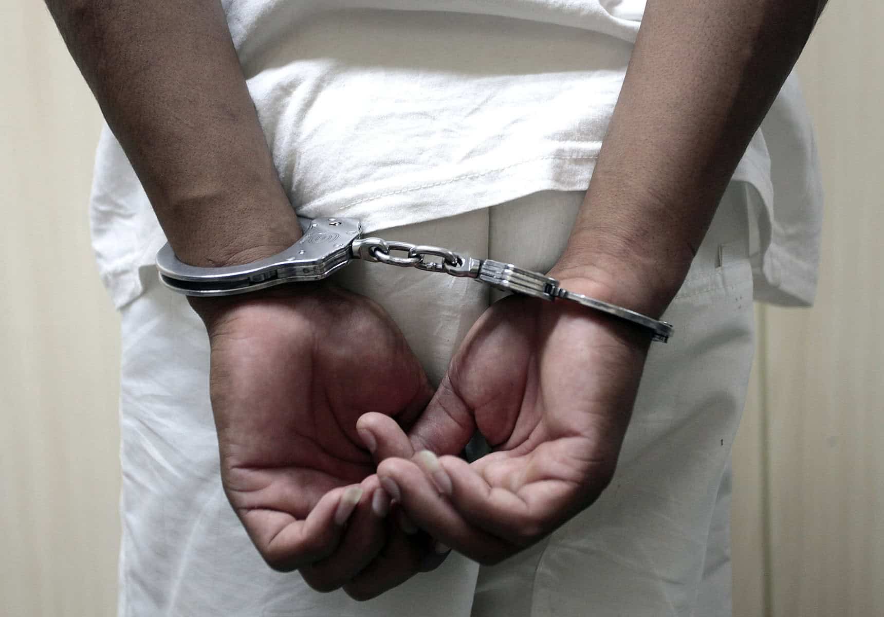 Procurada pela Justiça, mulher é presa ao denunciar marido, também foragido