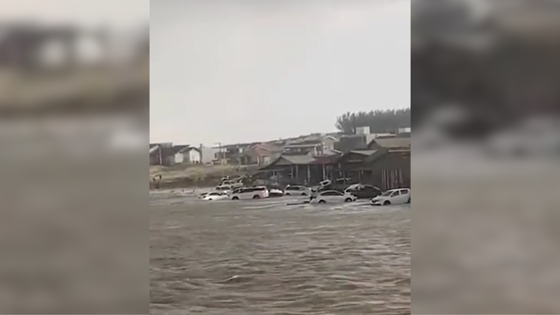 Tsunami meteorológico atinge Santa Catarina e arrasta carros para o mar; veja vídeo