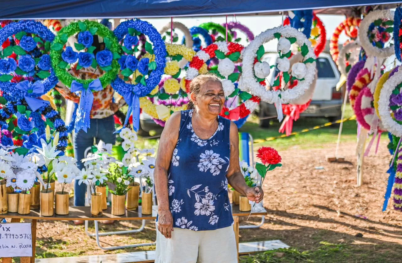 Há 32 anos, Carmélia vende coroa de flores na entrada do Jardim da Saudade