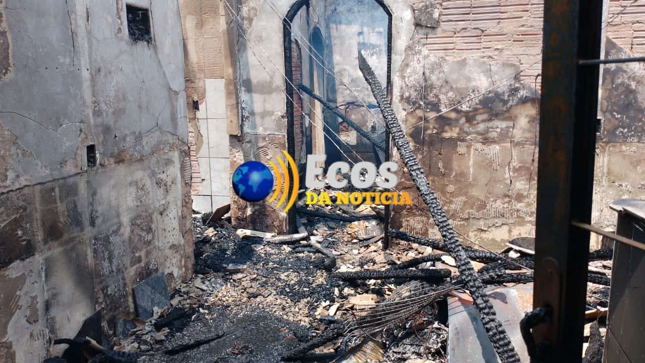 Incêndio atinge quarteirão e destrói ao menos seis cômodos no bairro João Eduardo 2