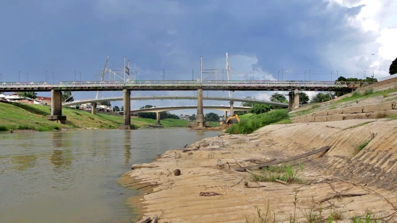 Estiagem seca poços de casas e crise já afeta lençol freático: “Rio Acre virou igarapé”