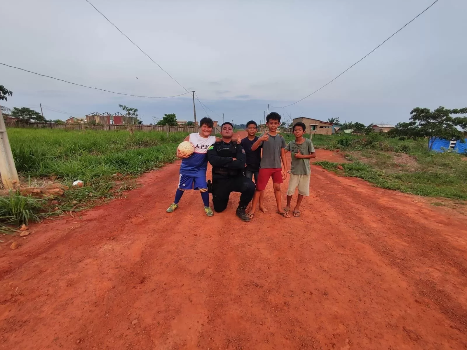 Policiais Militares jogam bola com crianças em Capixaba: “Queremos que nos vejam como amigos”