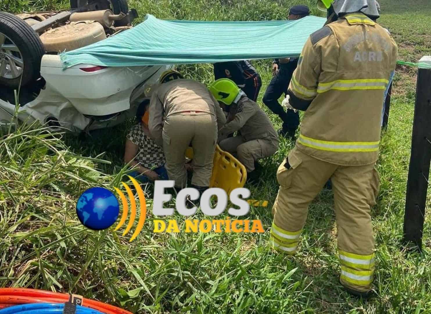 Carro capota com quatro pessoas no município de Feijó, interior do Acre