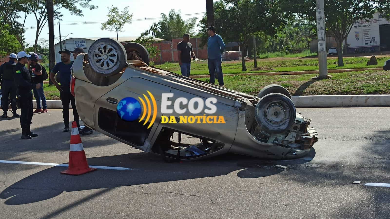 Motorista perde controle e capota veículo na Avenida Amadeo Barbosa, na capital