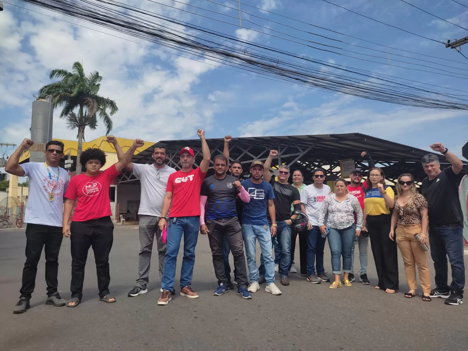 Manifestantes fazem ato contra subsídio de R$ 1,5 milhão para a Ricco no Terminal Urbano