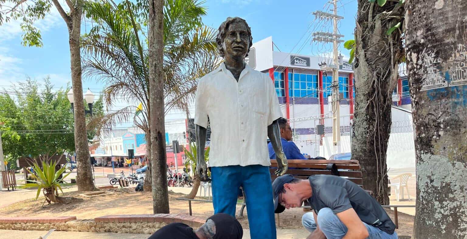 Estátua de Chico Mendes retorna à Praça dos Povos da Floresta
