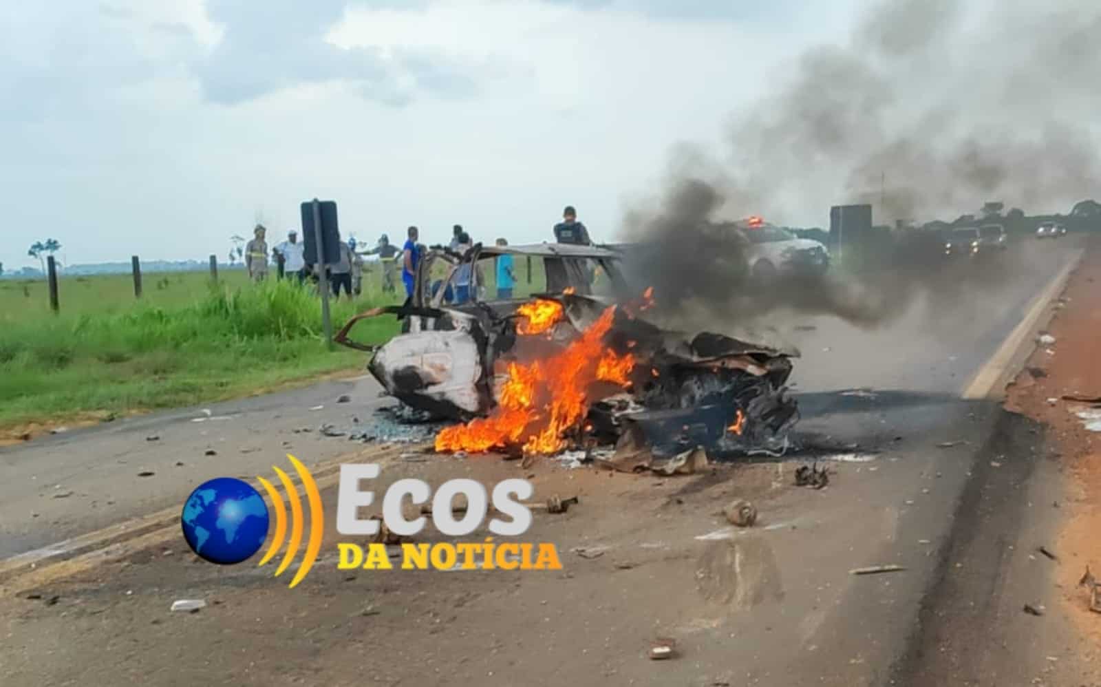 Colisão entre automóveis deixa dois mortos e quatro feridos na BR-317