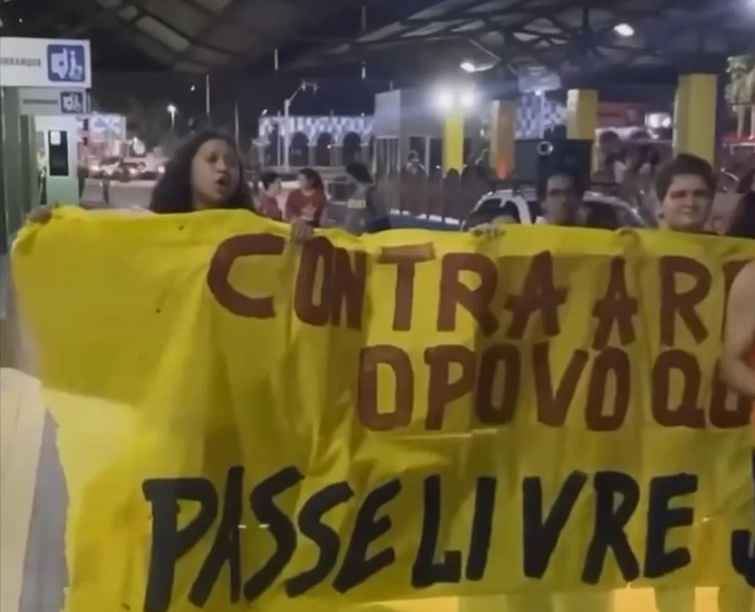 Estudantes protestam contra serviço de transporte e subsídio de milhões à Ricco