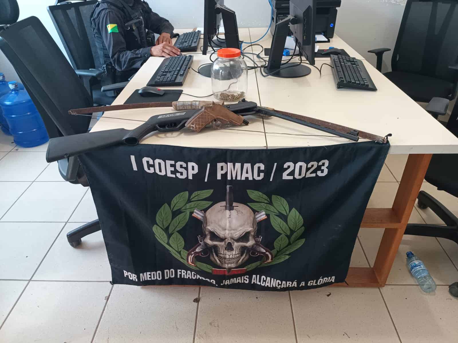 Alunos do 1° Curso de Operações Especiais da PM preendem armas de fogo e aprendem foragido