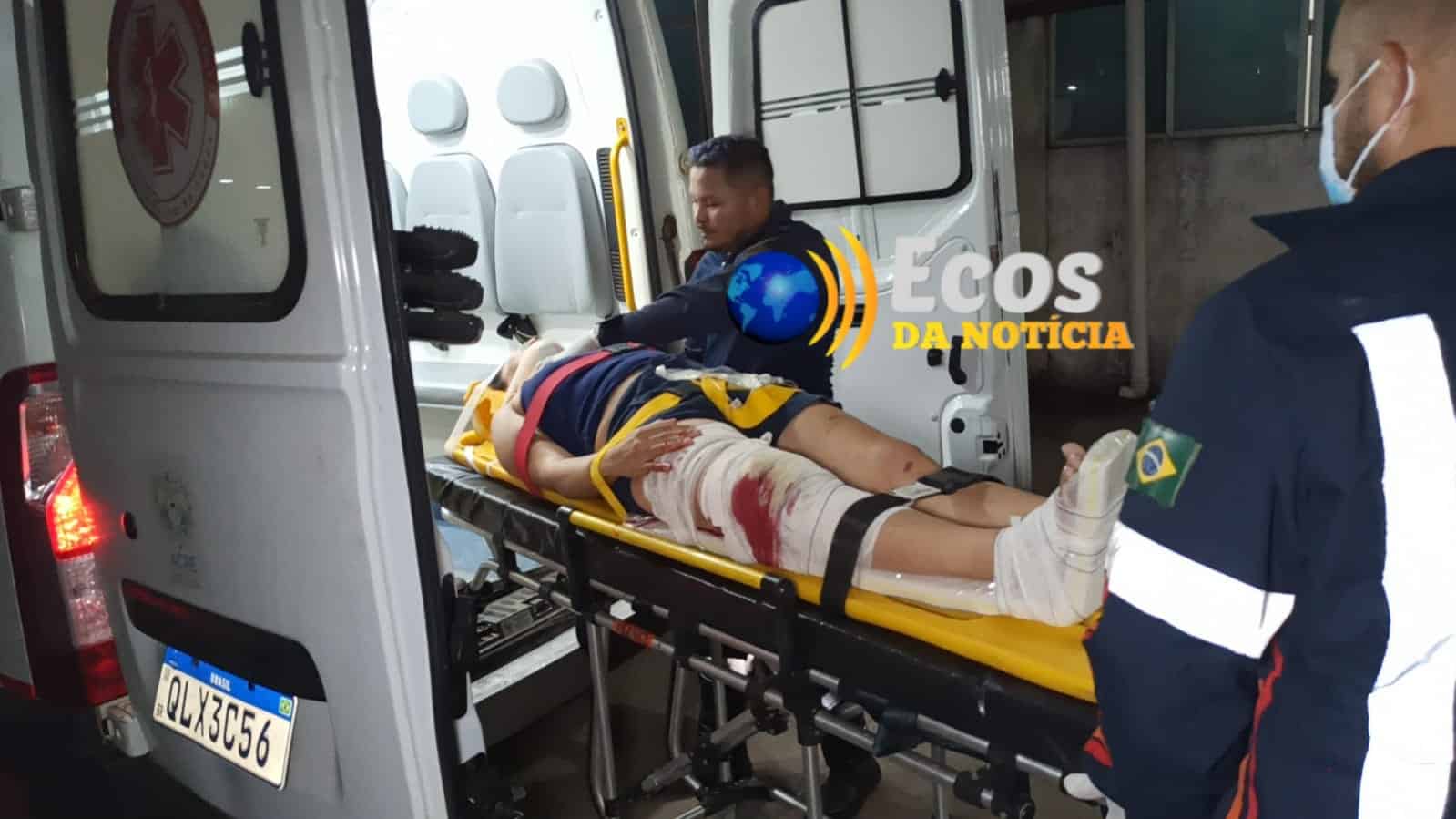 Colisão entre carro e motocicleta deixa mulher ferida com fratura