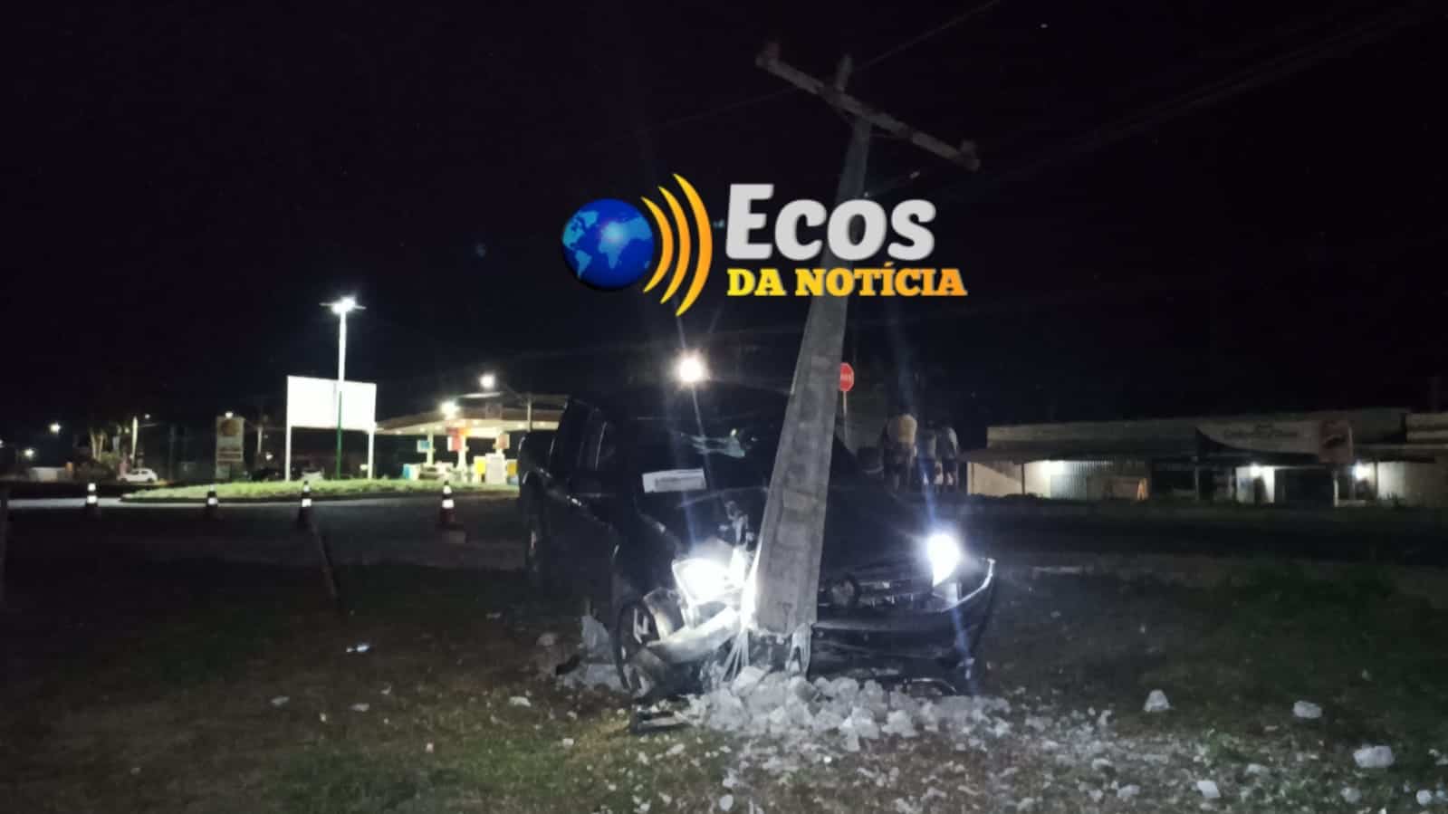Motorista perde controle de carro após fazer rotatória e bate contra poste de energia