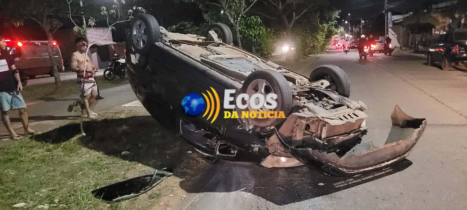 Carro capota após bater em veículo estacionado na rua Valdomiro Lopes