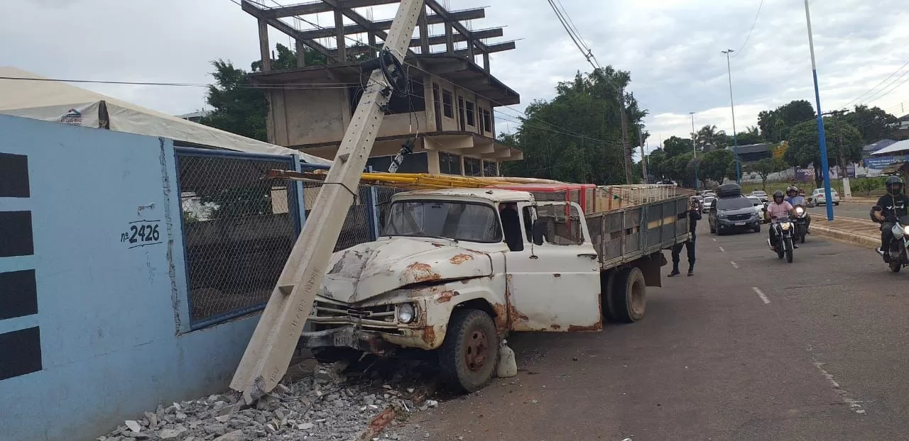 Caminhão carregado derruba poste e prejudica trânsito na Avenida Antônio da Rocha Viana